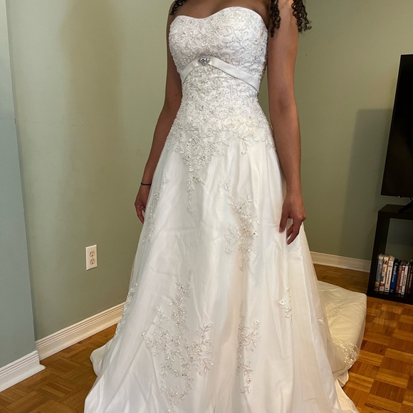 NEVER WORN Affordable Wedding Dress Size 8 - Picture 1 of 8